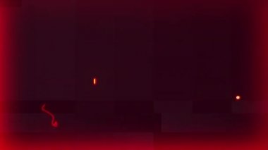 Koyu lekelerin ve ışık çiziklerinin animasyonu kayan çerçevelerle yansıtılan kırmızı film üzerinde hareket ediyor. Klasik film, hareket ve ışık konsepti, dijital olarak üretilen video. ar