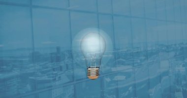 Ofisin üzerinde mavi arka planda ampulün canlandırılması. küresel ağ, fikirler ve iş konsepti dijital olarak oluşturulmuş video.
