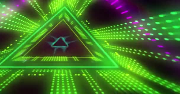 Animation Dreieckiger Grüner Und Rosafarbener Lichtbildschirme Die Auf Schwarzem Hintergrund — Stockvideo