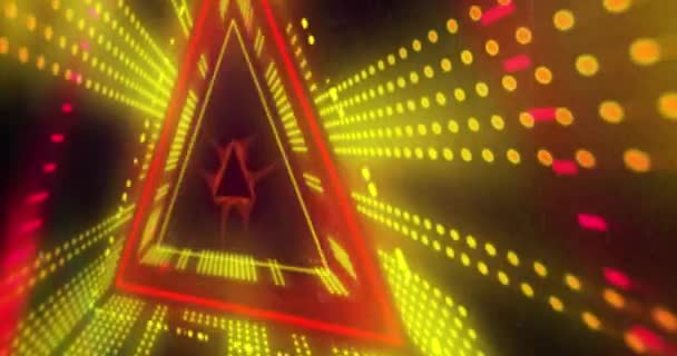 Animace Trojúhelníkového Žlutého Červeného Světelného Displeje Blikajícího Pohybujícího Černém Pozadí — Stock video