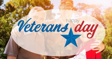 Erkek askerin gülümseyen ebeveynleri kucaklaması. Gaziler günü metni üzerinden. Asker, dijital olarak üretilen aile imajına geri dönüyor..