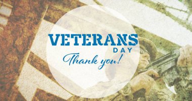 Erkek askerin makineli tüfeği Gaziler Günü metninin üzerinde tutmasının kompozisyonu. Vatanseverlik ve kutlama konsepti dijital olarak oluşturulmuş imaj.