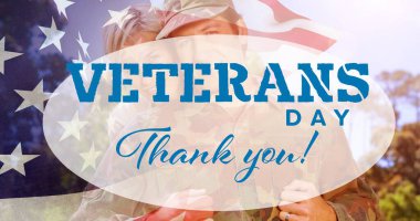 Erkek askerin gülümseyen karısını kucaklaması üzerine gaziler günü metni. Asker, dijital olarak üretilen aile imajına geri dönüyor..