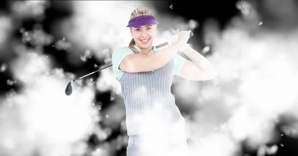 微笑的高加索女高尔夫球手的组成 她在乌云之上拿着高尔夫球杆 体育与竞争概念数字生成的图像 — 图库照片
