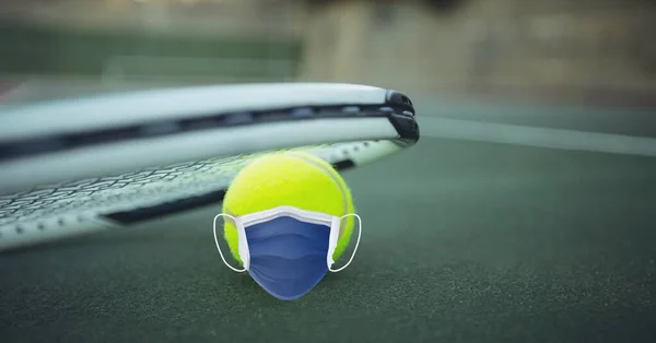 마스크와 테니스 라켓이 테니스공 복제품 테니스 스포츠와 세계적 유행병 디지털화 — 스톡 사진