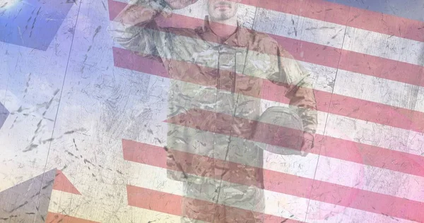 Σύνθεση Ανδρικού Στρατιώτη Που Χαιρετά Την Αμερικανική Σημαία Πατριωτισμός Και — Φωτογραφία Αρχείου
