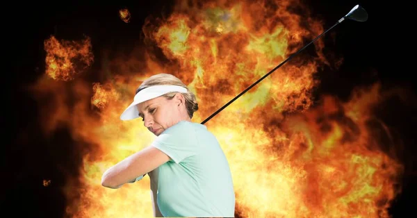 Összetétele Kaukázusi Női Golfozó Tartja Golfütő Felett Lángok Fekete Alapon — Stock Fotó