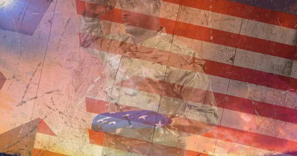 Amerikan Bayrağında Selam Veren Erkek Askerin Kompozisyonu Vatanseverlik Kutlama Konsepti — Stok fotoğraf