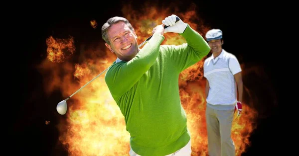 Samenstelling Van Kaukasische Mannelijke Golfspeler Die Golfclub Vlammen Zwarte Achtergrond — Stockfoto