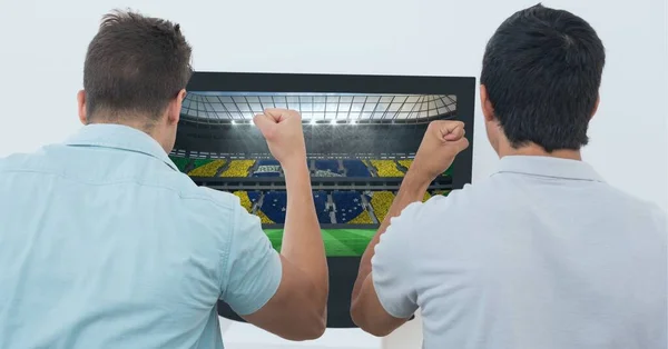 친구가 텔레비전에서 경기를 배경으로 시청하는 것으로 구성되어 스포츠 디지털 이미지 — 스톡 사진