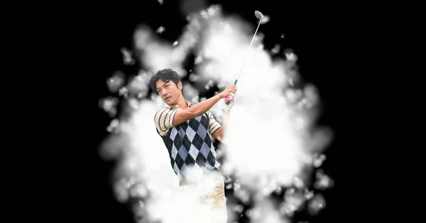 黒を背景に雲の上にゴルフクラブを保持するアジアの男性のゴルフ選手の構成 スポーツと競争の概念はデジタル的に生成され — ストック写真