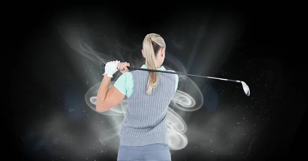 在黑色背景的云彩上手持高尔夫球杆的高加索女高尔夫球手的组成 体育与竞争概念数字生成的图像 — 图库照片