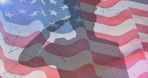 Samenstelling Van Mannelijke Soldaat Silhouet Saluerend Boven Amerikaanse Vlag Patriottisme — Stockfoto