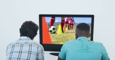 Beyaz arka planda televizyonda futbol maçı izleyen çeşitli erkek arkadaşlarının kompozitosu. şampiyonluklar, spor ve yarışma konsepti dijital olarak oluşturulmuş imaj.