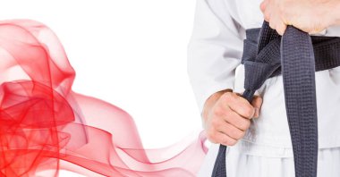 Beyaz arka planda siyah kuşağı ve kırmızı alevleri olan beyaz dövüşçü kompozisyonu. Spor ve rekabet konsepti dijital olarak oluşturulmuş imaj.