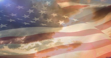 Amerikan bayrağının üzerinde bulutlar ve güneş ışığı olan gökyüzünün bileşimi. Vatanseverlik ve kutlama konsepti dijital olarak oluşturulmuş imaj.