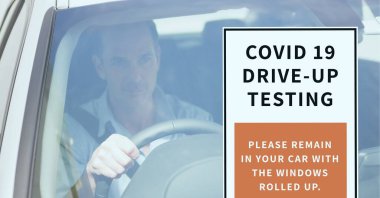 Covid 19 'un kompozisyonu beyaz adamın araba kullandığına dair tabelayı test ediyor. küresel koronavirüs salgını konsepti dijital olarak oluşturulmuş görüntü.