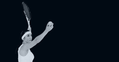 Siyah arka planda top tutan kadın tenisçinin gübresi. şampiyonluklar, spor ve yarışma konsepti dijital olarak oluşturulmuş imaj.