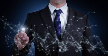 Bağlantı ağıyla ekrana dokunan iş adamının bileşimi. küresel iş, bağlantılar, teknoloji ve dijital arayüz kavramı dijital olarak oluşturulmuş görüntü.