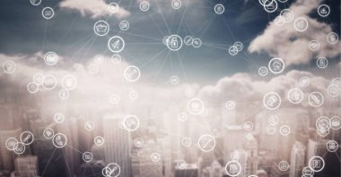 Şehir manzarası üzerindeki simgelerle bağlantı ağının bileşimi. küresel iş, bağlantılar, veri işleme ve teknoloji konsepti dijital olarak oluşturulmuş görüntü