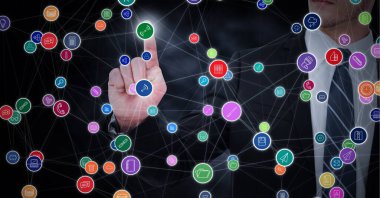 Etkileşimli ekrana dokunan iş adamı simgeleriyle bağlantı ağının bileşimi. küresel iş, bağlantılar, veri işleme ve teknoloji konsepti dijital olarak oluşturulmuş görüntü