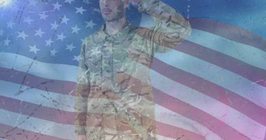 Amerikan bayrağında selam veren erkek askerin kompozisyonu. Vatanseverlik ve kutlama konsepti dijital olarak oluşturulmuş imaj.