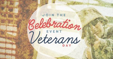 Erkek askerin makineli tüfeği Gaziler Günü metninin üzerinde tutmasının kompozisyonu. Vatanseverlik ve kutlama konsepti dijital olarak oluşturulmuş imaj.