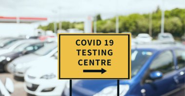 Covid 19 test merkezi metninin kompozisyonu otoparktaki arabaların üzerinde yazılı. küresel koronavirüs salgını konsepti dijital olarak oluşturulmuş görüntü.