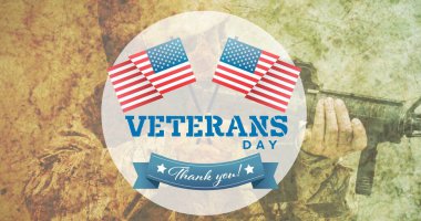 Erkek askerin makineli tüfeği Gaziler Günü metninin üzerinde tutmasının kompozisyonu. Vatanseverlik ve kutlama konsepti dijital olarak oluşturulmuş imaj.