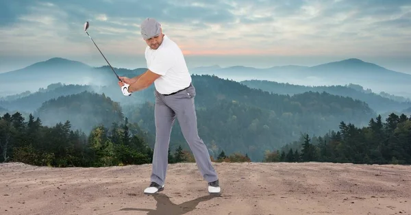 Composição Homem Caucasiano Jogando Golfe Golpeando Com Clube Golfe Conceito — Fotografia de Stock