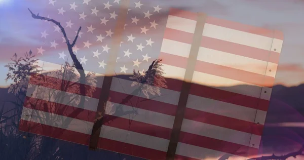 Composição Montanhas Céu Sobre Bandeira Americana Conceito Patriotismo Celebração Imagem — Fotografia de Stock