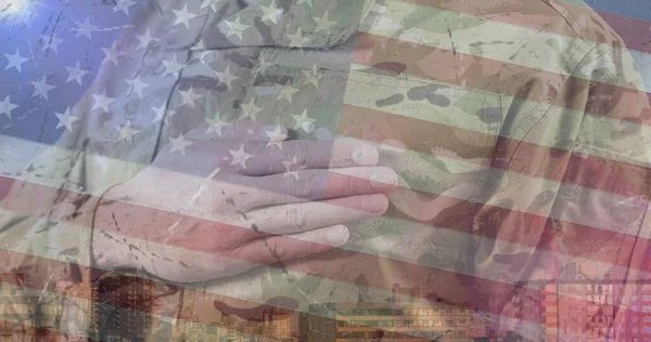 Состав Солдата Мужского Пола Ругающегося Рукой Сердце Над Американским Флагом — стоковое фото