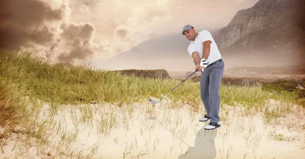 골프치는 코카서스 남자의 말이다 스포츠 디지털 이미지 — 스톡 사진