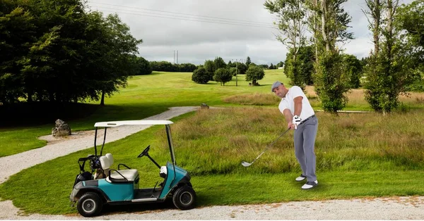 Composición Hombre Caucásico Jugando Golf Golpeando Con Palo Golf Lado — Foto de Stock