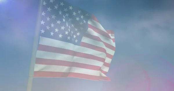 Sammansättning Blå Himmel Med Moln Över Amerikansk Flagga Patriotism Och — Stockfoto