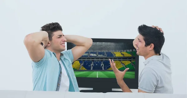 两名白人男性朋友在电视上观看了一场白人背景的足球比赛 锦标赛 体育和竞赛概念数字生成的图像 — 图库照片