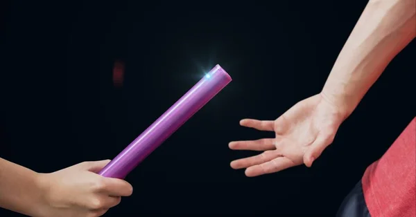 Composição Atletas Caucasianos Passando Baton Relé Rosa Com Luz Brilhante — Fotografia de Stock