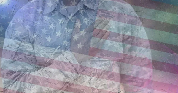 Skład Żołnierza Przeklinającego Ręką Sercu Nad Amerykańską Flagą Koncepcja Patriotyzmu — Zdjęcie stockowe