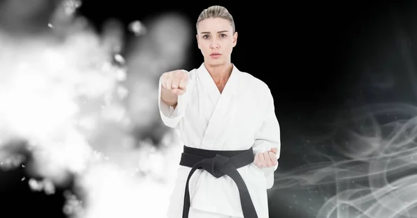 Beyaz Bulanıklı Siyah Arka Planda Beyaz Kadın Karate Dövüşçüsü Kompozisyonu — Stok fotoğraf