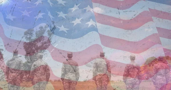 Samenstelling Van Mannelijke Soldaten Die Houding Staan Boven Amerikaanse Vlag — Stockfoto
