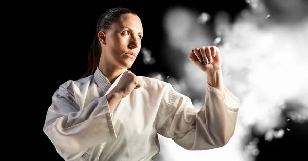 Composición Mujer Luchadora Karate Caucásica Sobre Fondo Negro Con Desenfoque — Foto de Stock