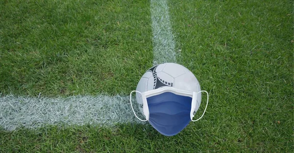 Composição Futebol Com Máscara Facial Grama Com Espaço Cópia Esportes — Fotografia de Stock