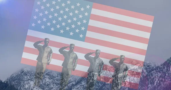 Samenstelling Van Mannelijke Soldaten Silhouetten Saluerend Boven Amerikaanse Vlag Berglandschap — Stockfoto