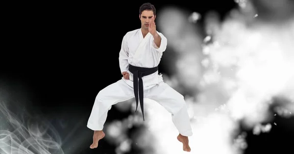 Zusammensetzung Kaukasischer Männlicher Karatekämpfer Auf Schwarzem Hintergrund Mit Weißer Unschärfe — Stockfoto