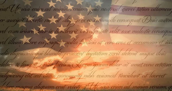 文字与天空的组合 云彩笼罩着美国国旗 爱国主义和庆祝概念数字生成的形象 — 图库照片
