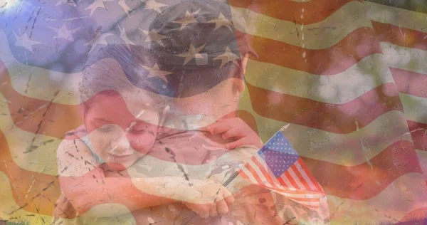 アメリカ国旗の上に笑顔の娘を受け入れる男性兵士の構成 兵士は家族の概念にデジタル的に生成されたイメージに戻り — ストック写真