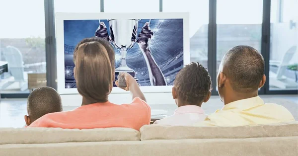 Composição Família Diversificada Assistindo Jogo Futebol Casa Conceito Campeonatos Esportes — Fotografia de Stock