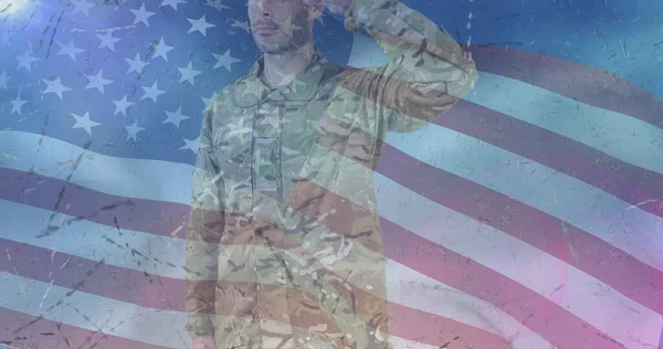 Composición Del Soldado Masculino Saludando Sobre Bandera Americana Patriotismo Concepto —  Fotos de Stock