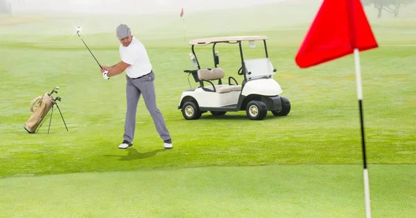 Composición Hombre Caucásico Jugando Golf Golpeando Con Palo Golf Lado — Foto de Stock