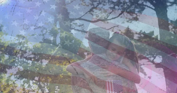 Amerikan Bayrağı Üzerinde Gülümseyen Kızını Kucaklayan Erkek Askerin Kompozisyonu Asker — Stok fotoğraf